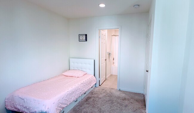 Building Photo - 251 Mission Villas Rd