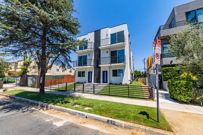 Primary Photo - Stunning New 4-Bedroom Townhome with Priva...