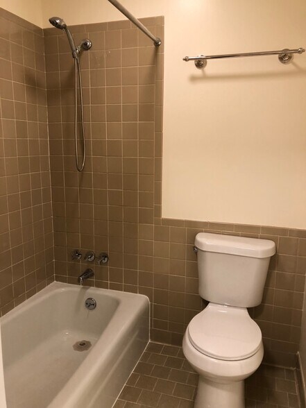 Separate shower/toilet - 515 Basswood Ave