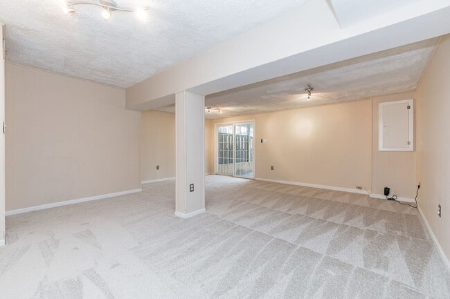 Building Photo - Well maintained 3-level 3Bd/2 full & 2 half bath TH in the sought-after Burke Centre!