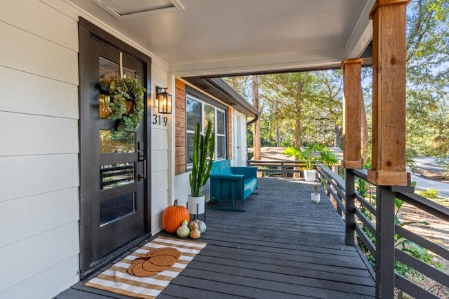 Building Photo - 319 Hideaway Lane Central