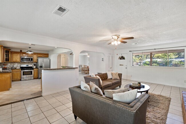 Building Photo - 9214 Bronco Dr