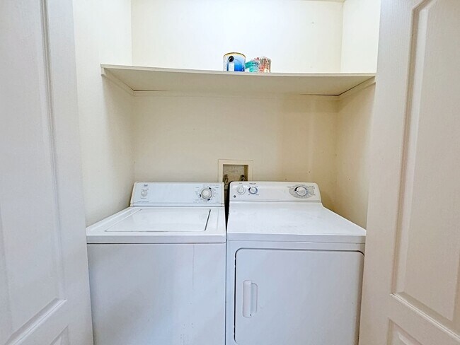 Building Photo - 2 Bedroom Condo Available NOW