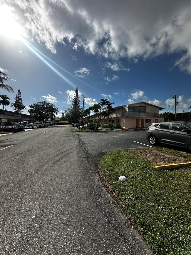 Building Photo - 920 SW 11th Ave