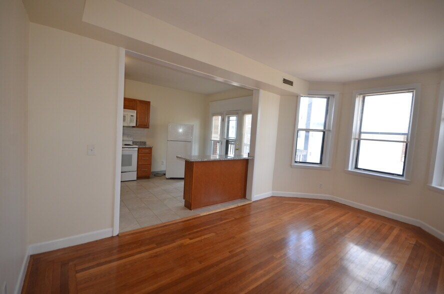 Primary Photo - 1165 Commonwealth Ave