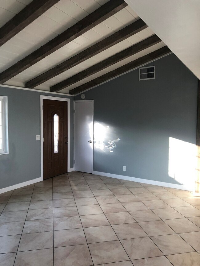 Building Photo - BEAUTIFUL TWO BEDROOM/ONE BATH HOME!