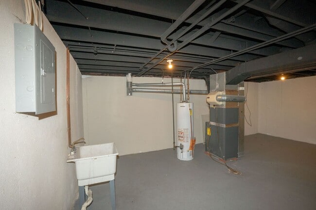 Building Photo - Got to see!  Two bedroom brick ranch style condo in Clinton Twp