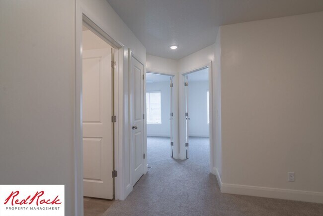 Building Photo - Stunning Spacious 3 Bedroom Unit