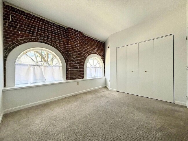 Building Photo - 106 13th St