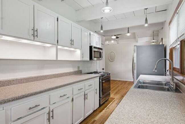 Building Photo - Spacious 4-Bedroom Pet Friendly Home in a Peaceful Rural Setting