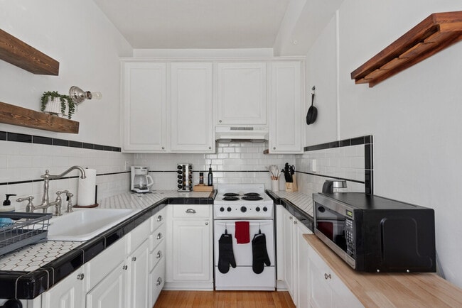 Building Photo - 2015 NW Flanders St