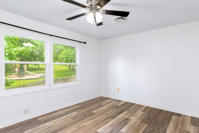 Building Photo - 4 bed/3 bath Walk to Lane Stadium Pet Frie...