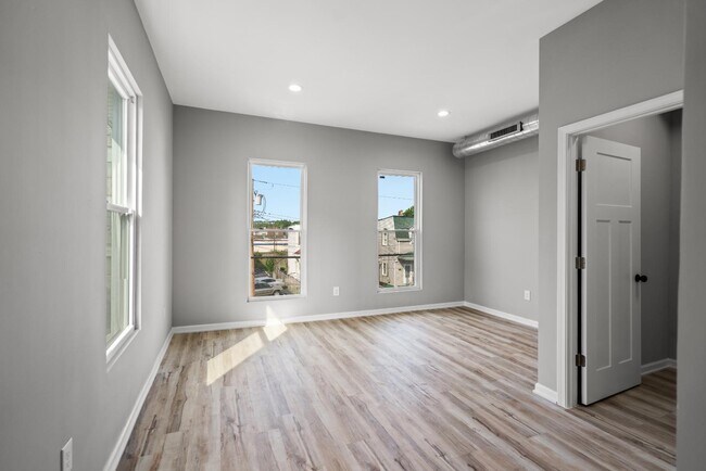 Building Photo - 835 Isabella St