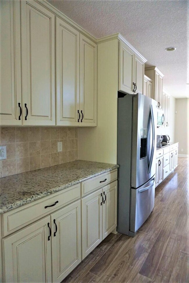 Building Photo - Orchard Hills 6 bed / 3.5 Bath - Partially Furniushed