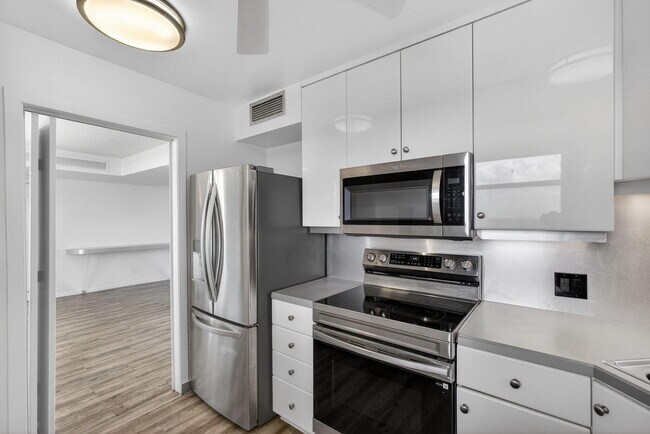 Building Photo - 134 Lakeshore Dr