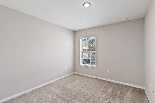 Building Photo - MOVE IN SPECIAL- Beautiful 4/2.5 Townhome ...