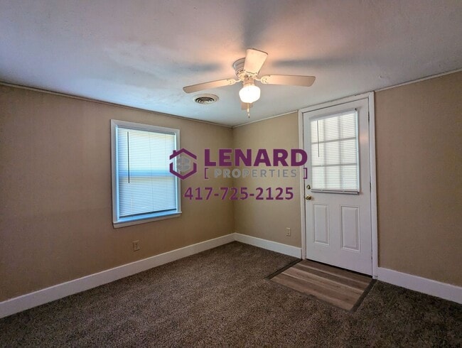 Building Photo - Charming 3 Bedroom House!