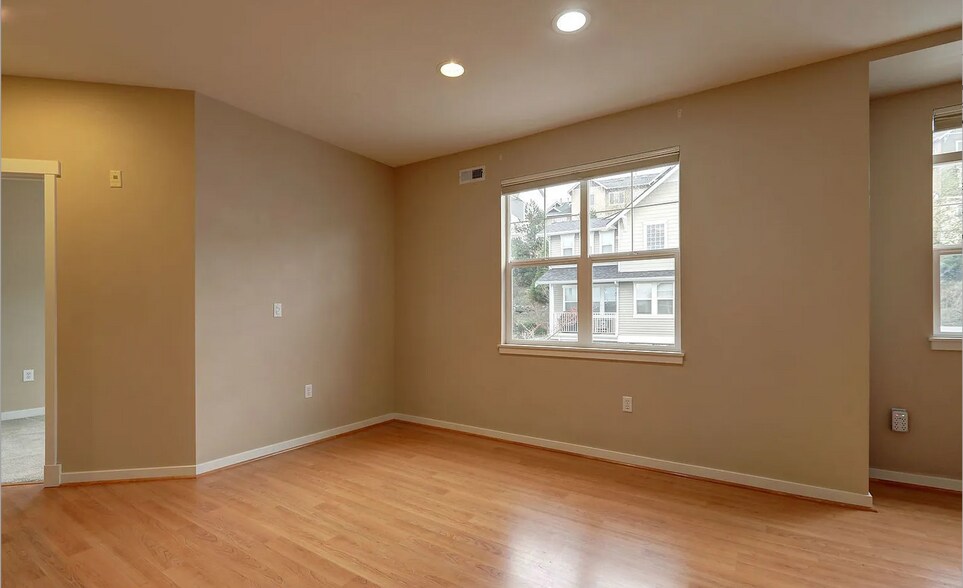 Building Photo - 1601 NE Katsura St