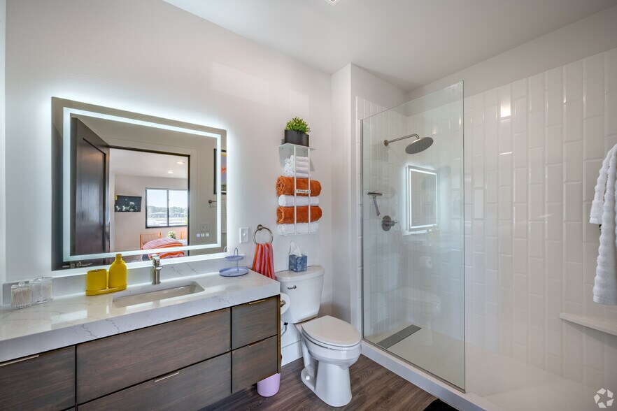Full Bathroom - Candy Loft Apartments