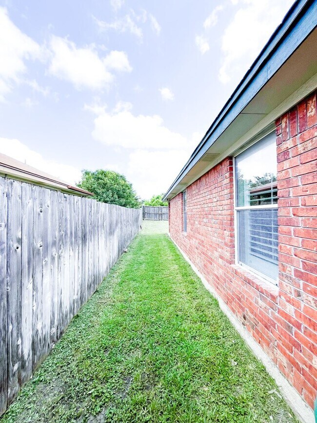 Building Photo - Available NOW  This home is centrally loca...