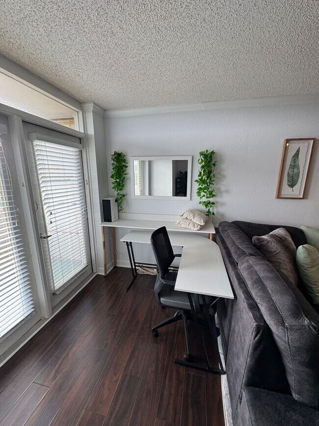 Building Photo - 2 Bed/1 Bath FULLY Furnished Condo at City Heights!