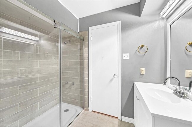 Building Photo - 803 Chateau Pl