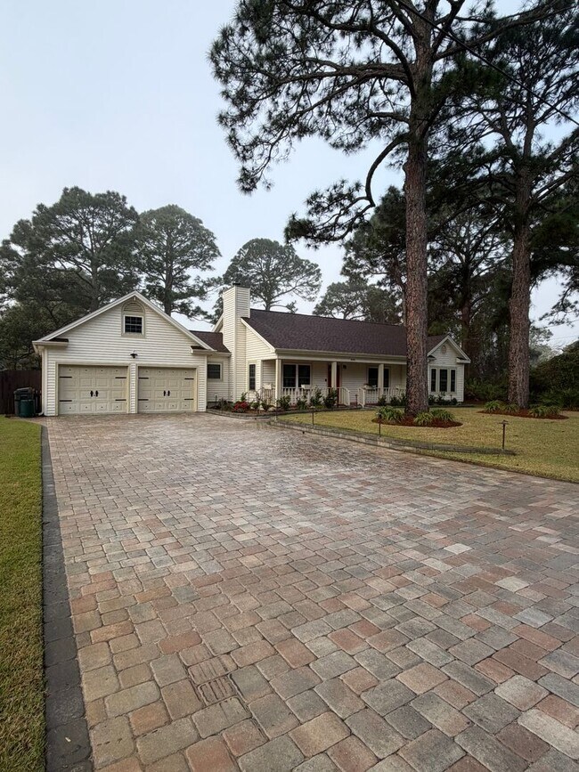 Building Photo - Newly Renovated 3 bedroom home in the heart of Miramar Beach!