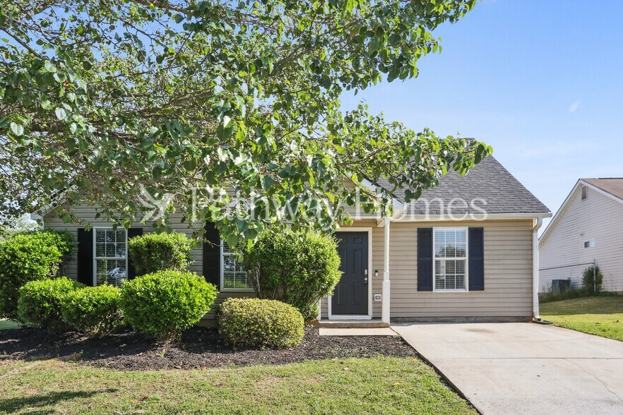 Primary Photo - 449 Eagles Nest Way