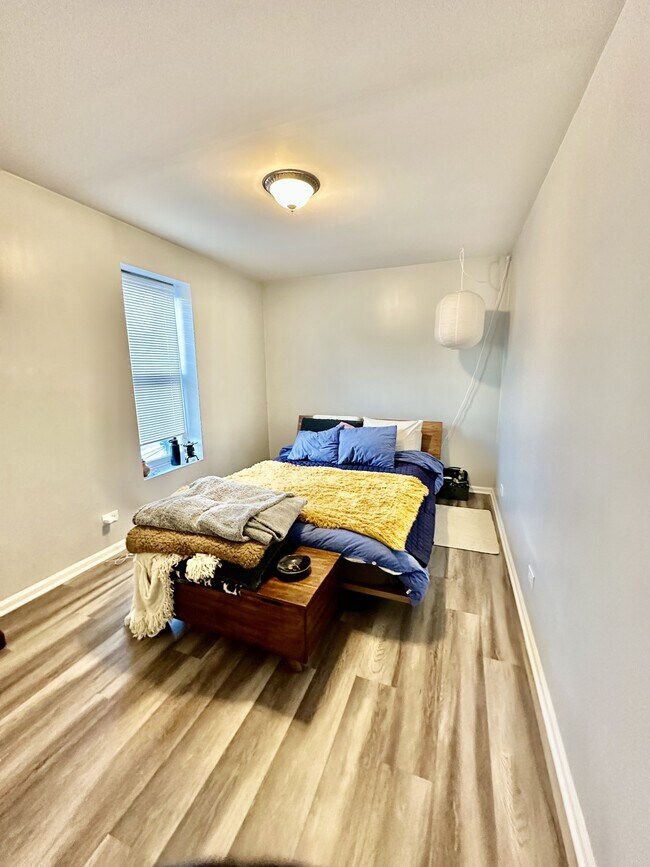 Building Photo - 920 W 35th Pl