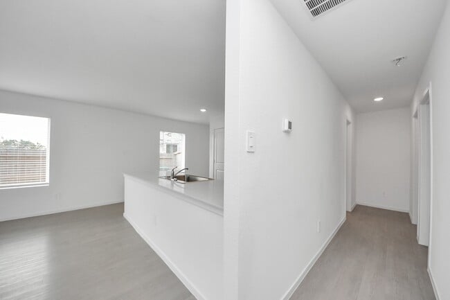 Building Photo - 833 Vlg Brk Dr