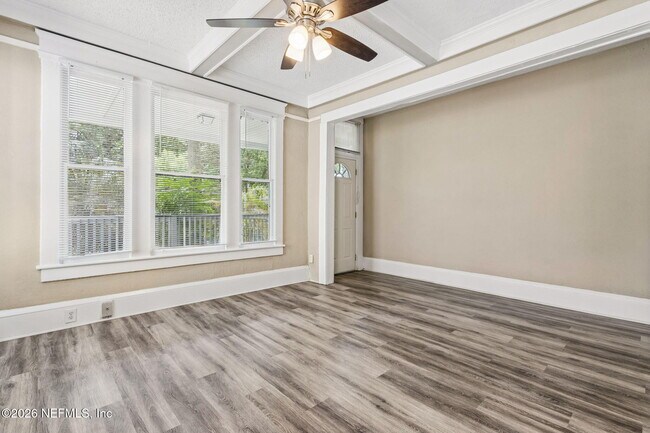 Building Photo - 2749 Vernon Terrace