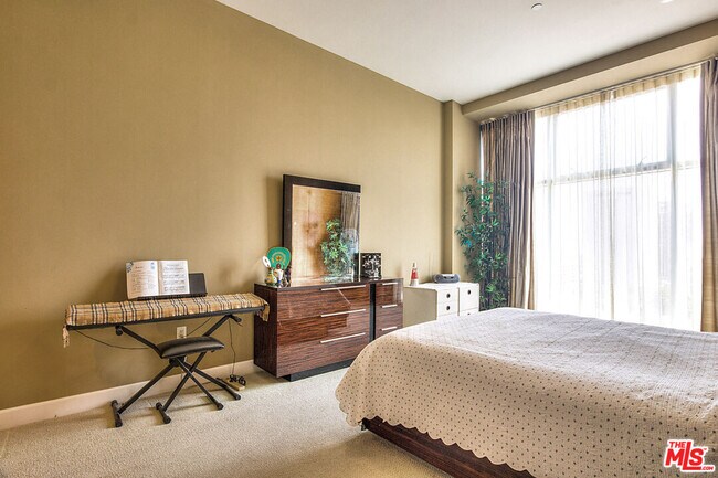 Building Photo - 3223 W 6th St