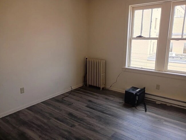 Building Photo - 207 S Maple Ave