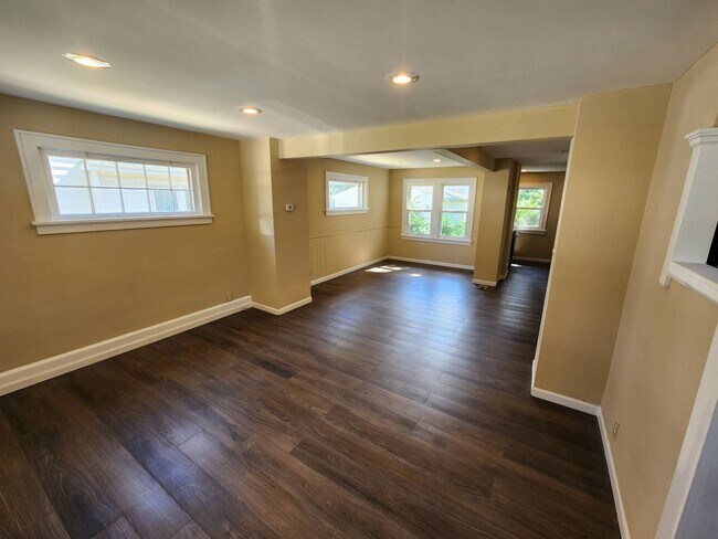 Building Photo - Charming 3-Bedroom Property In Prime location