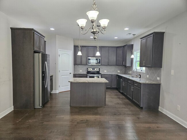 Building Photo - New Listing