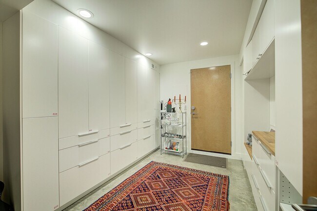 Building Photo - 4Bd/2.5Ba Seattle Home