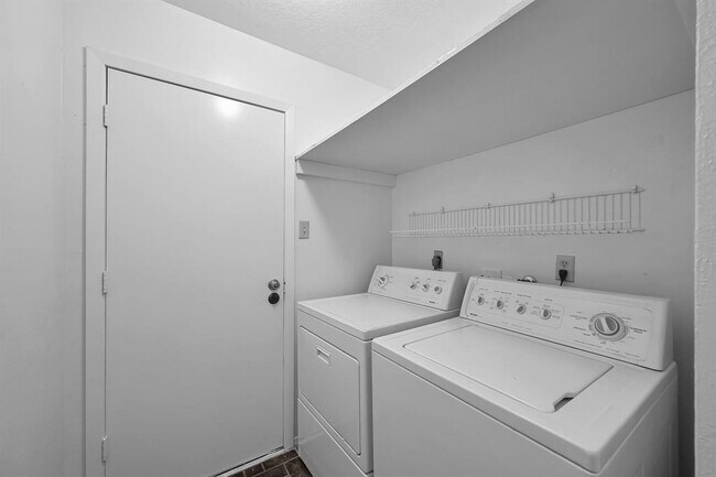 Building Photo - 2303 Whitelake Dr