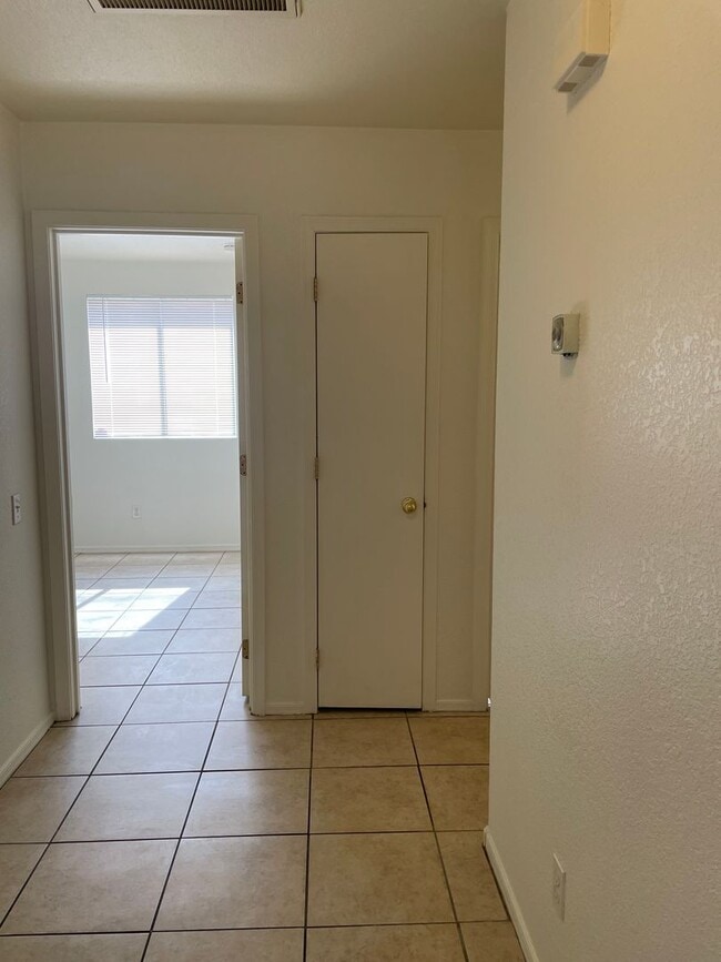 Building Photo - Large 3 Bedroom! Master Bedroom w/ Sitting Room!