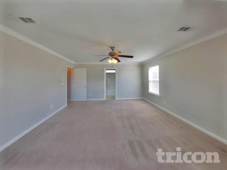 Building Photo - 323 Stratford Park Blvd