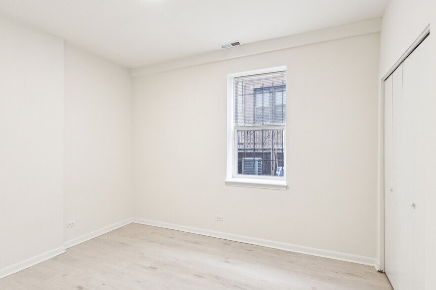 Building Photo - 1254 N Greenview Ave