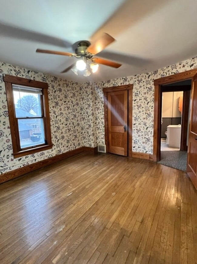 Building Photo - Very spacious 3 bedroom home for rent - Ca...