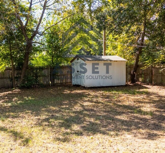 Building Photo - Cute 5 Bedroom House!