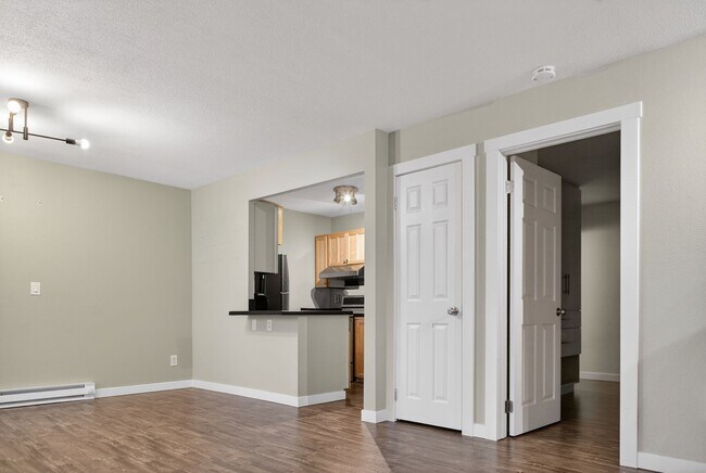 Building Photo - Condo / Apartment Unit