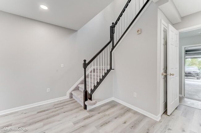 Building Photo - 4749 Grove Ct