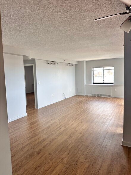 Building Photo - 300 Lynn Shore Dr