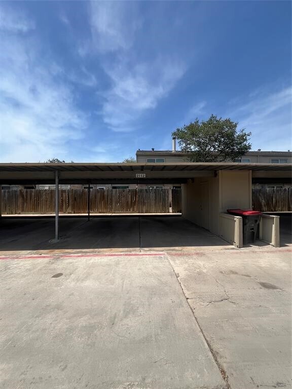 Building Photo - 2112 Greenbriar Colony Dr