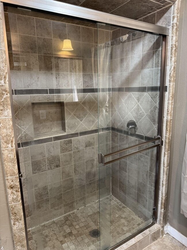 Building Photo - 419 E 7th St