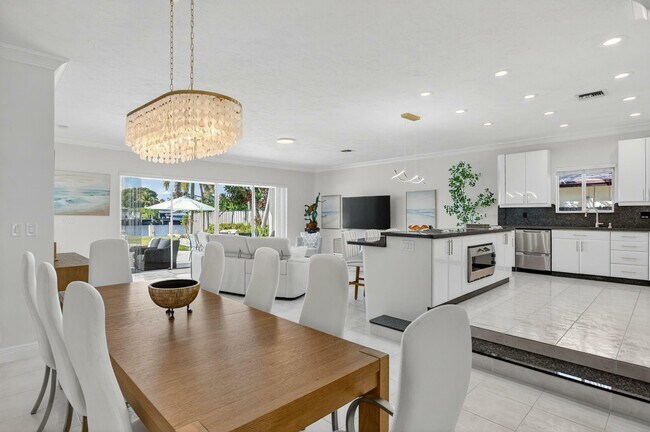 Building Photo - 513 S Riverside Dr