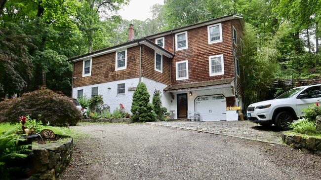 Building Photo - 19 Gaylord Dr N