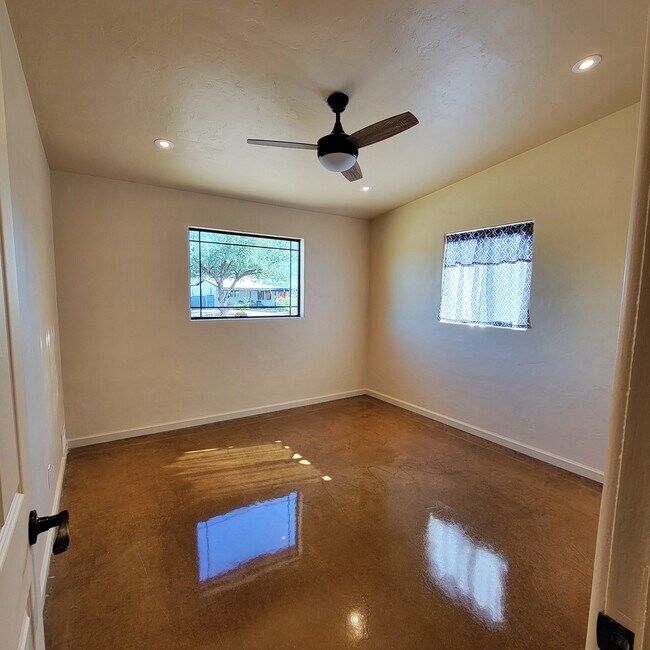 Master Bedroom - 5650 E Mabel St